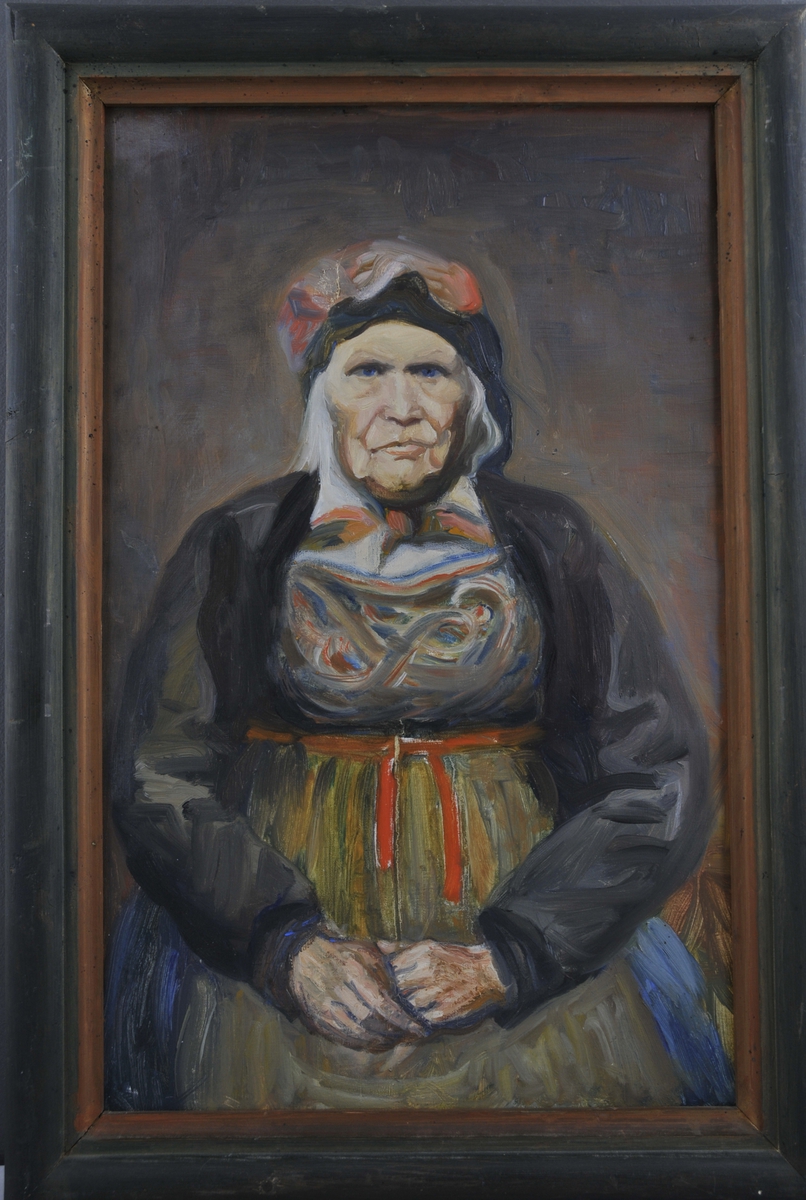 Portrett av ei eldere kvinne i bunad; ho sit og hendane kviler i fanget.