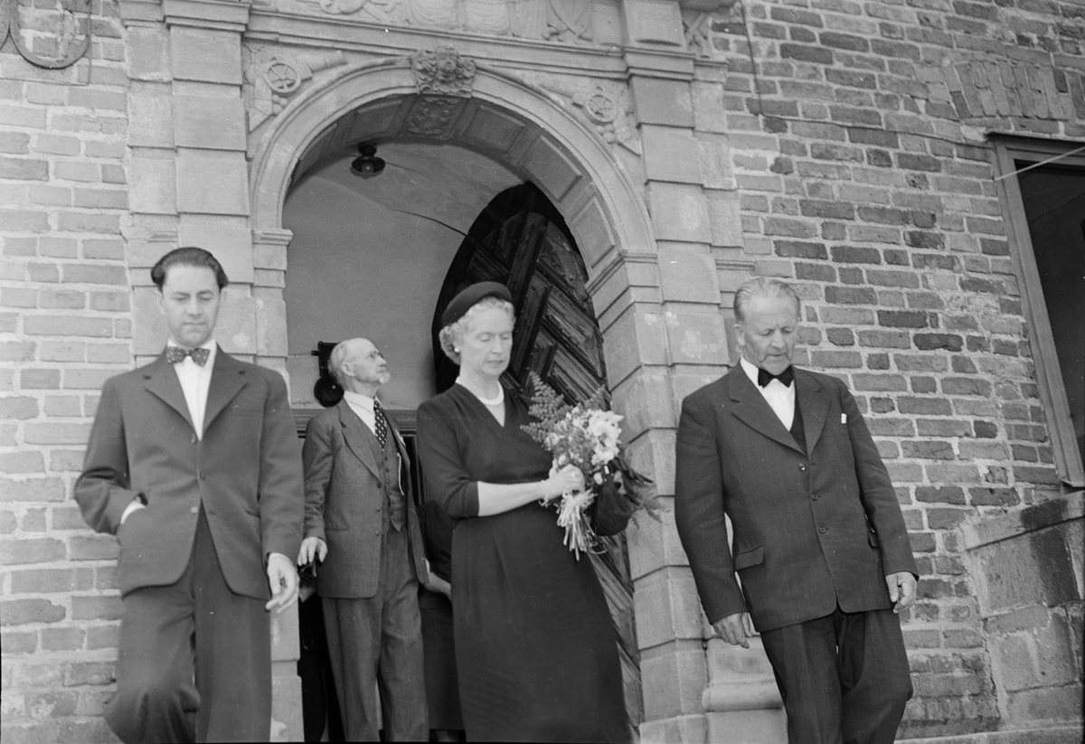 Hörselfrämjandet - prinsessan Sibylla och Uppsala läns landstings ordförande Arthur E Elmroth, Wiks slott, Balingsta socken, Uppland 1954
