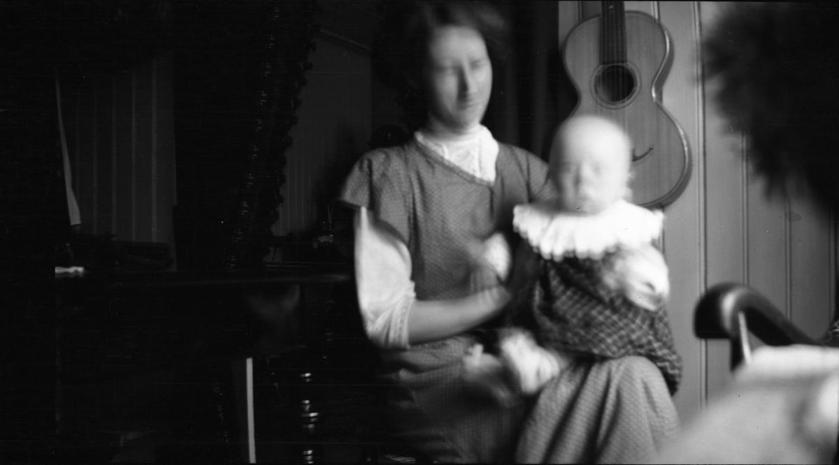 Mor og barn fotografert

Fotoarkivet etter Gunnar Knudsen.