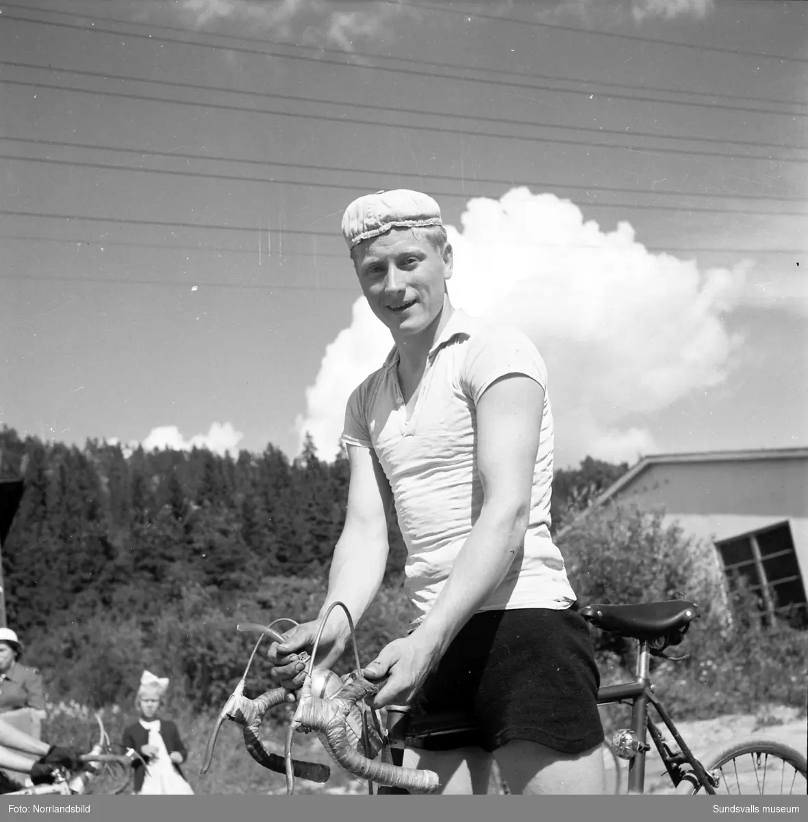 Skönsbergsloppet på cykel med målgång vid tennishallen.