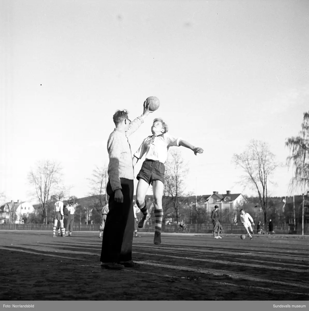 Pojkfotboll på västra plan, Åkersvik. Lagbilder och spelbilder. Ett av lagen är IFK Sundsvall.