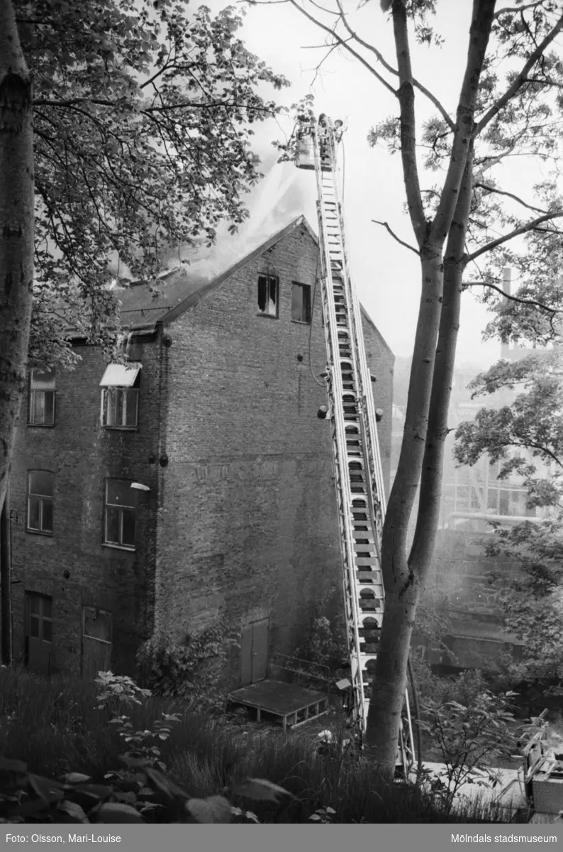 Soab-branden i Stora Götafors den 4 juni 1986. Branden bekämpas via stege.