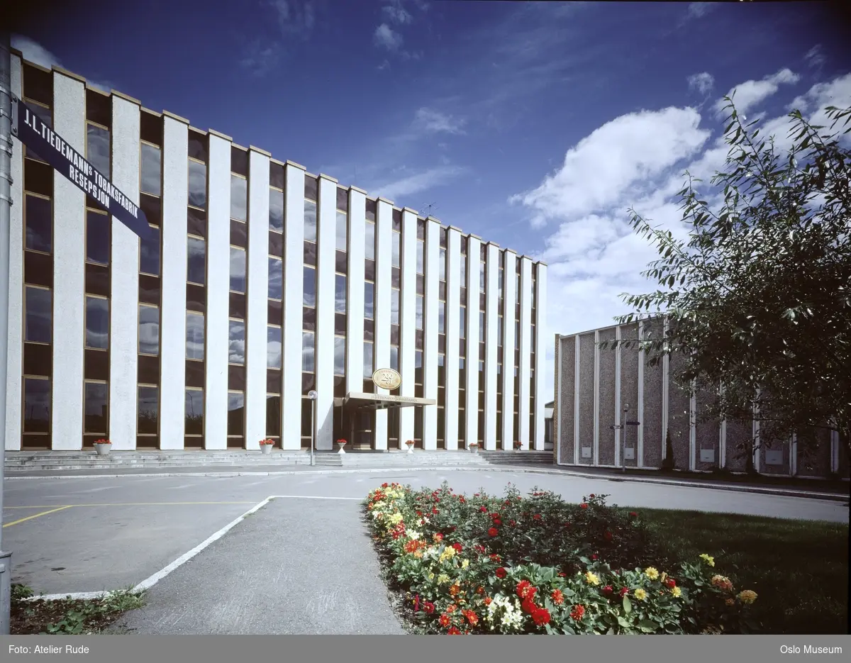 Tiedemanns Tobakksfabrikk, kontorbygning, blomsterbed