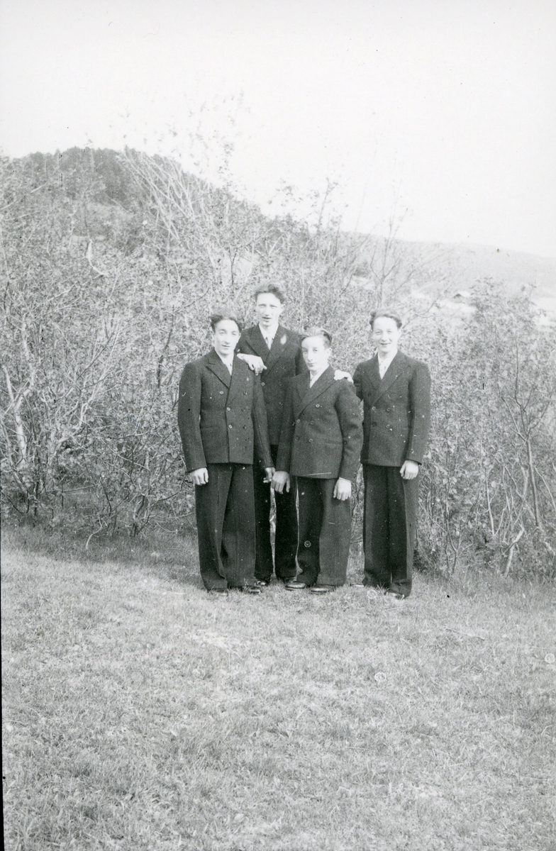 Fra venstre Ivar, Øystein, Reidar og Olav Sørbø. "Fire brør som vart konfirmert samstundes" 