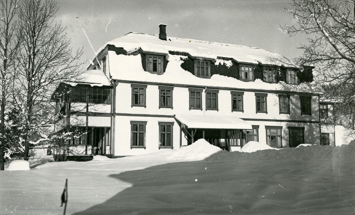 Vintermotiv av Heggenes hotell, Øystre Slidre, med arkitektur inspirert av bl.a. nybarokk og jugendstil