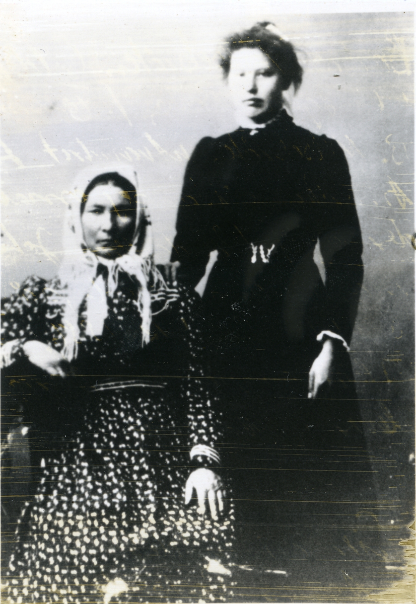 Barbro Pedersdotter Nilsebråten, til høyre står datteren Johanne Marie.