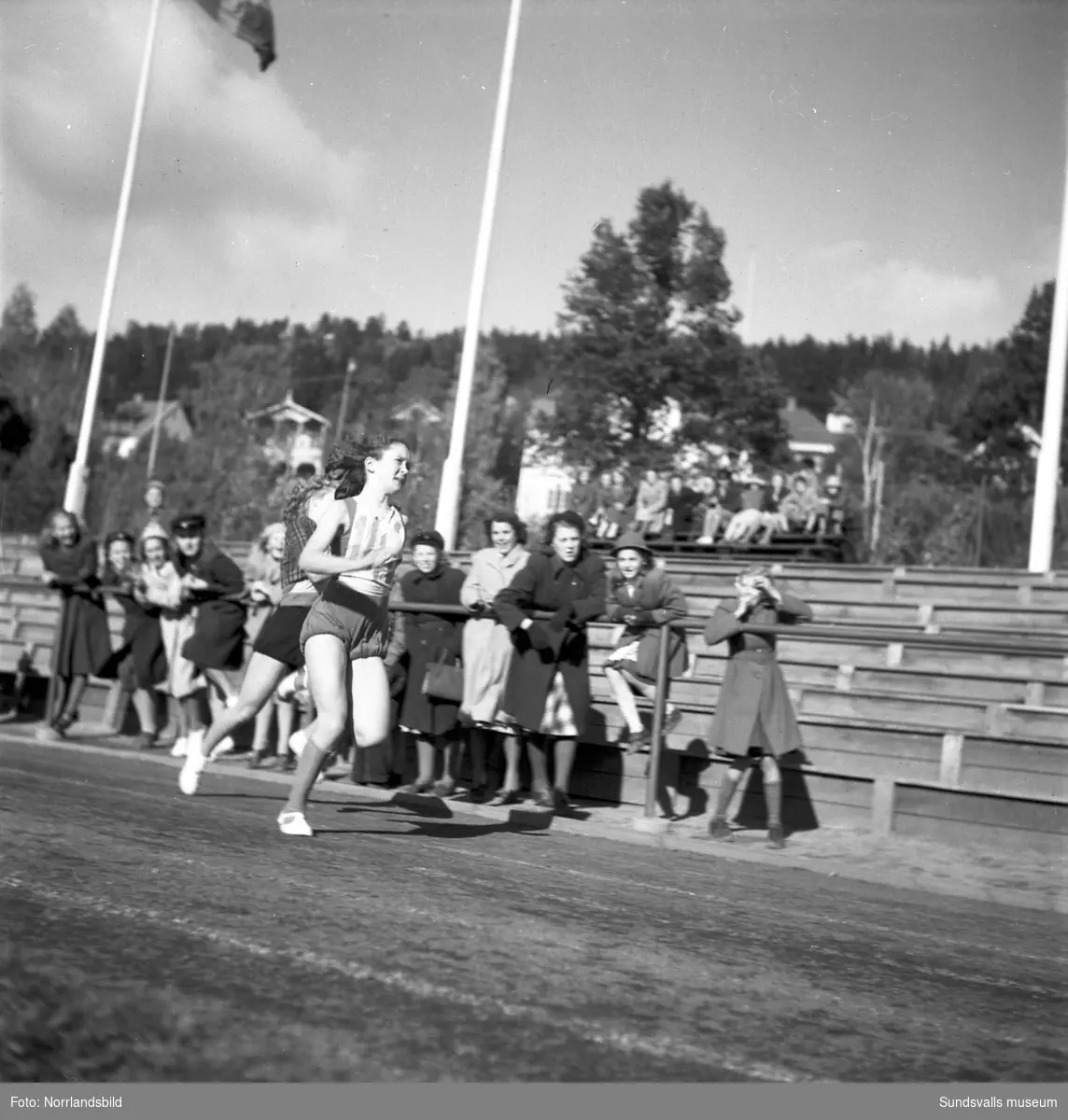 Folkskolans idrottstävling i Idrottsparken. Löpning, höjdhopp.