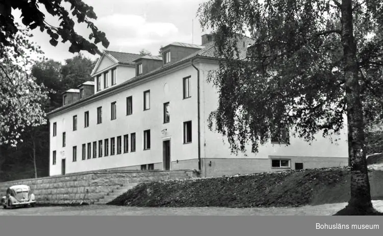 Text på kortet:" Nya Elevhemmet Billströmska Folkhögskolan Tyft".