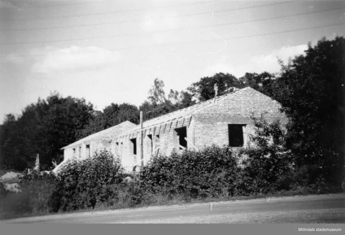 Lackarebäckshemmet under byggnation 1949-1950. Man ser personalbostäderna längst åt sydost. I förgrunden ses Gunnebogatan.