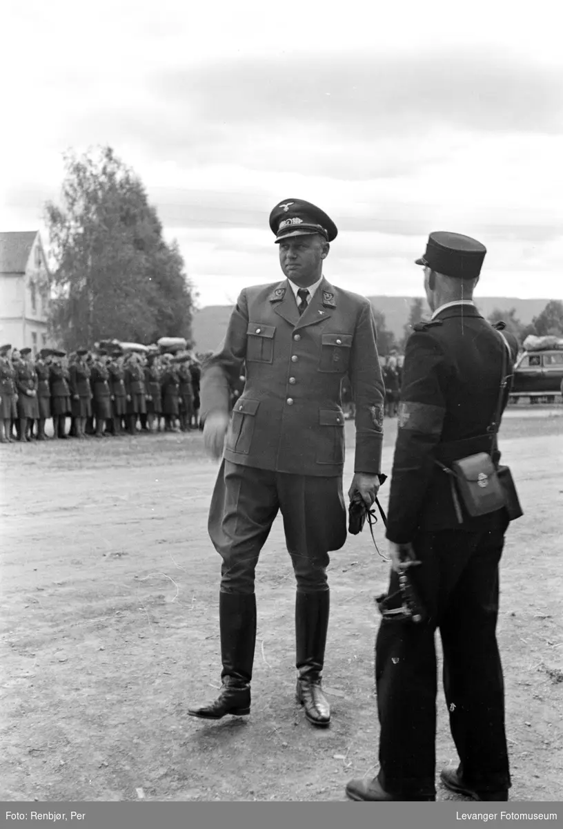Tysk offiser og hird. Fra Nasjonal Samlings stevne på Stiklestad.