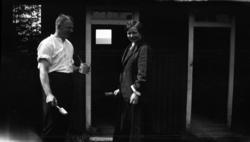 Fotoarkivet etter Gunnar Knudsen. En mann og en dame med pen