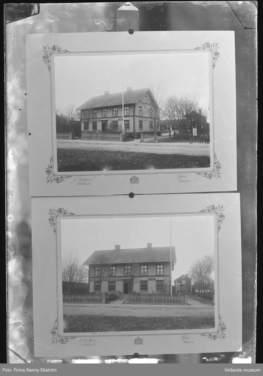 Glasplåt med två avfotograferade fotografier av hus, monterade på kartong.
Smålands Enskilda Banks kontor, Storgatan 8 Vetlanda.