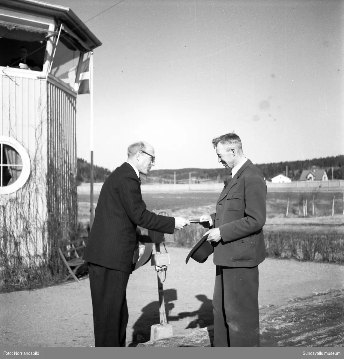 Bergsåker 13 april 1949. Ekipaget Demona & Arne Sjödin blev vinnare i ett stort unghästlopp.
