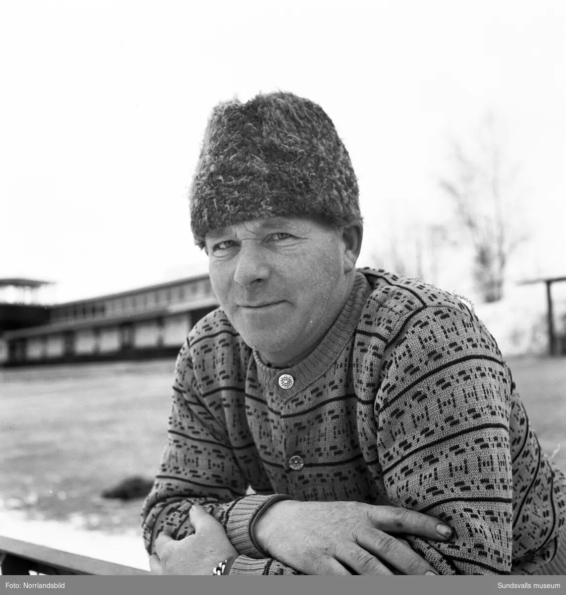 Bergsåker rustar för travpremiären i mars 1950. Banmästare Gunnar Ledström på bild 4.