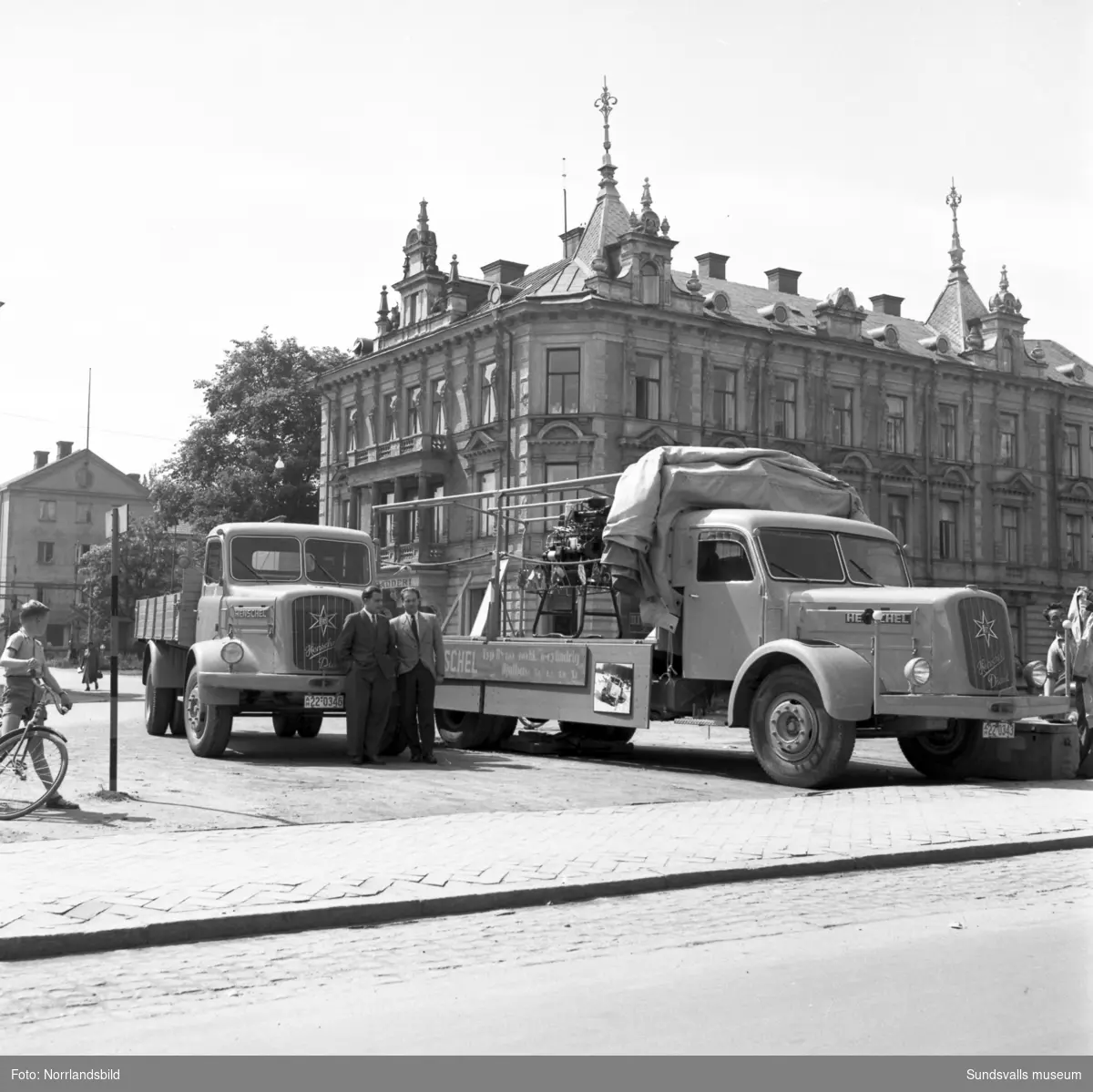 Demonstration av Henchel lastbilar på Nytorget.