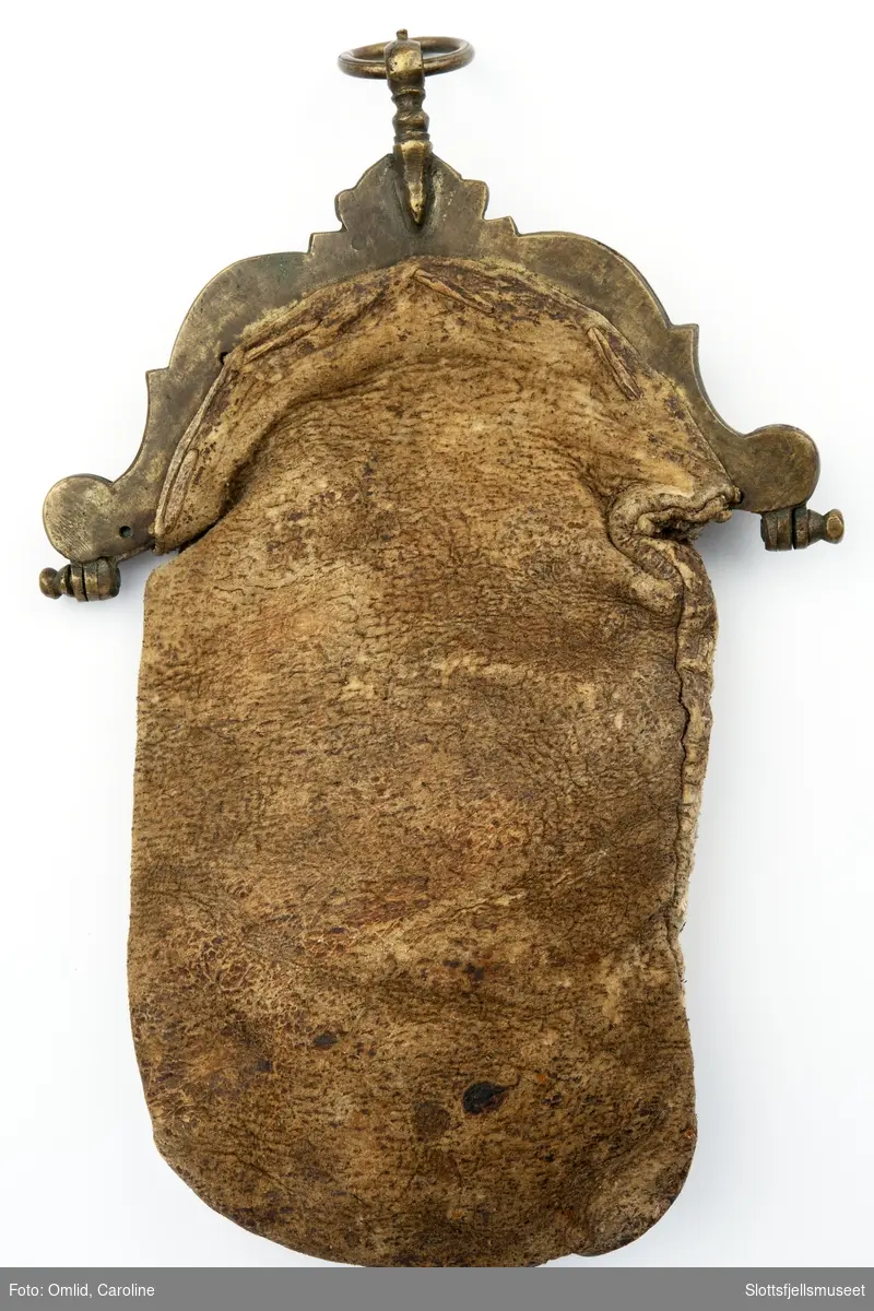 Skinnpose som er sydd på et veskelås.