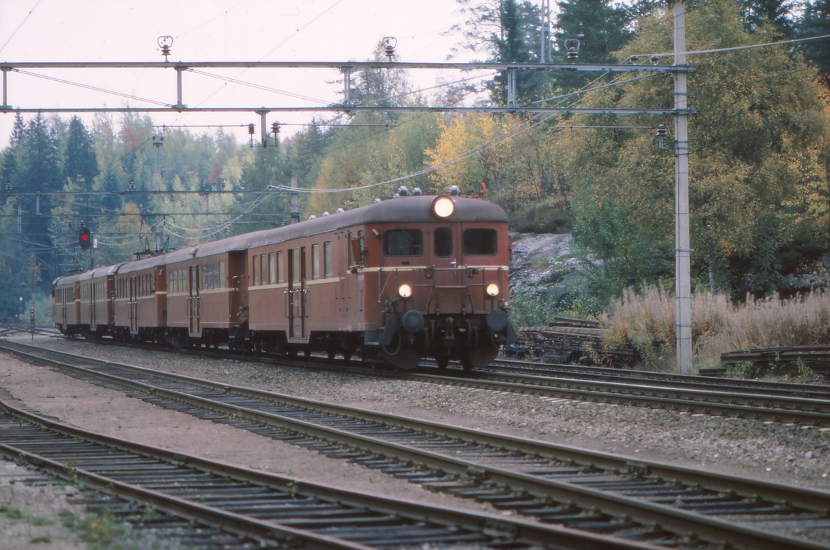 NSB persontog med motorvognsett type 67 og 65c på Movatn stasjon. Togsammensetting: BFS67, B65c, BM67,B65c og BM67.