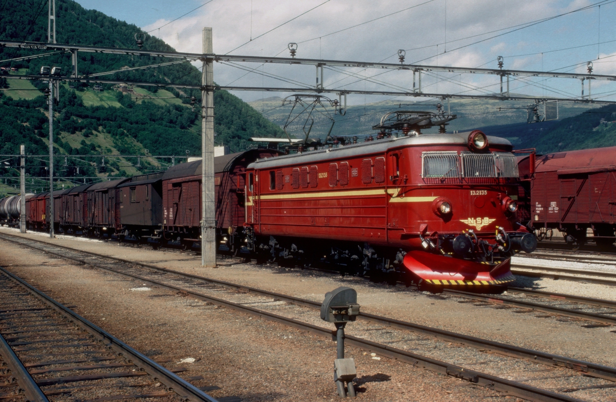 NSB godstog 5282 i Otta med elektrisk lokomotiv El 13 2135 og konduktørvogn.
Toget skiftet ved stasjonene underveis i Gudbrandsdalen og hadde derfor konduktørbetjening.