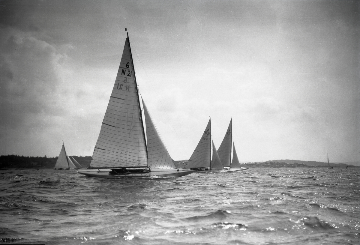 Seilbåter i regatta. 6m R "Lisbeth 3" (b. 1926, Anker & Jensen), "Start" (b. 1925, Holmen yachtverft) og "Noreg (b. 1927, Anker & Jensen) i Ulabrand vårregatta 1927
