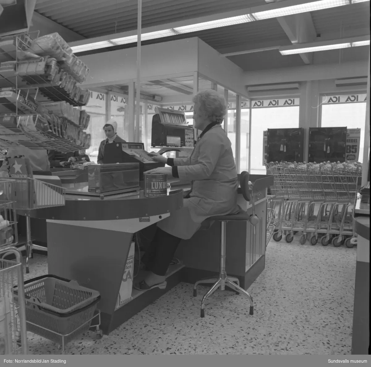 Praktiskt butiksarbete på Ica Nivrenahallen i Kvissleby. Pantsystemet fungerade på enklast möjliga sätt.