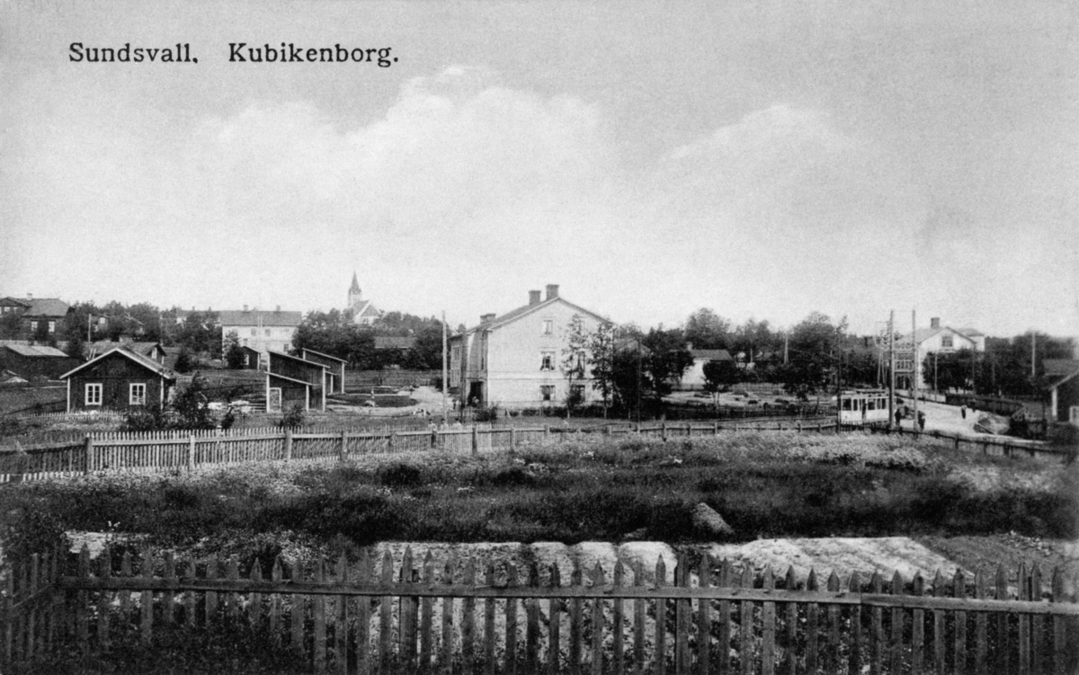 Bostäder till vänster, till höger spårvagn i bakgrunden Skönsmons kyrka. Text till bild "Sundsvall. Kubikenborg."