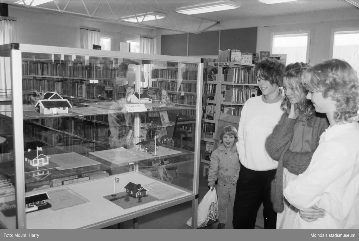 Två utställningar på Lindome bibliotek, år 1985.

För mer information om bilden se under tilläggsinformation.