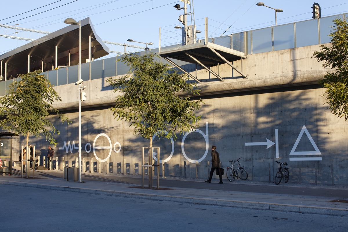 Bo Meyer sine kunstverk er ikkje berre styrt av visuelle arkitektoniske føringar, men har ein klar symbolsk agenda. På Lysaker stasjon har han måla til saman 32 enkle symbol, som piler, sirklar, trekantar og kryss. Halvparten av symbola er militære symbol som blir nytta i samband med strategisk planlegging av krigshandlingar og invasjon. Den andre halvparten er inspirert av symbolbruken til ei gruppe nordamerikanske indianarar. To plakettar med informasjon er plasserte ved verket.