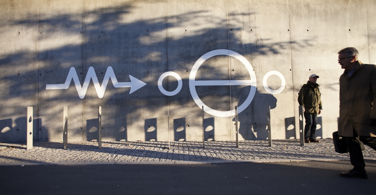 Bo Meyer sine kunstverk er ikkje berre styrt av visuelle arkitektoniske føringar, men har ein klar symbolsk agenda. På Lysaker stasjon har han måla til saman 32 enkle symbol, som piler, sirklar, trekantar og kryss. Halvparten av symbola er militære symbol som blir nytta i samband med strategisk planlegging av krigshandlingar og invasjon. Den andre halvparten er inspirert av symbolbruken til ei gruppe nordamerikanske indianarar. To plakettar med informasjon er plasserte ved verket.