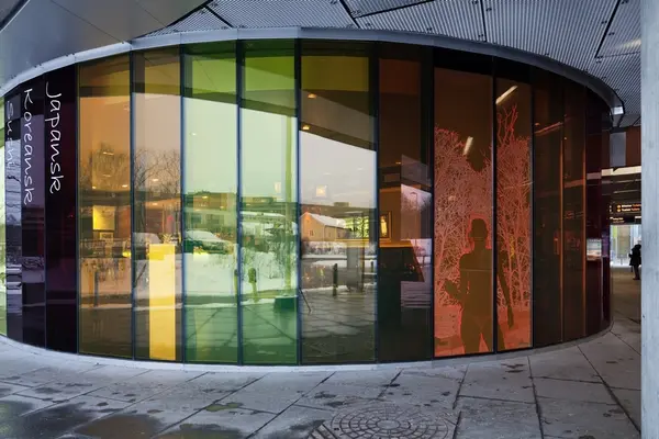 Look back in Puzzlement [Veggfasade]