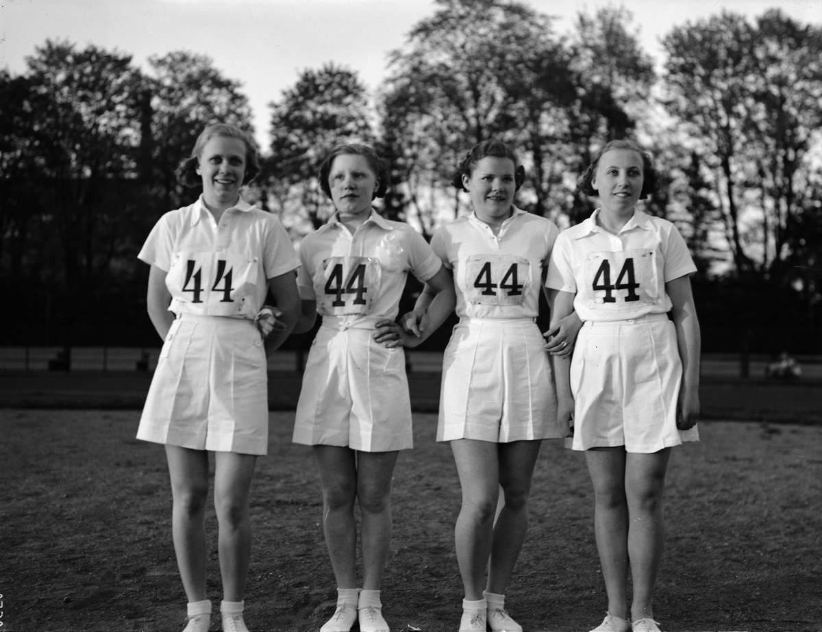 Idrottskvinnor, sannolikt på Studenternas Idrottsplats, Uppsala 1936