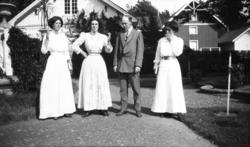 Fotoarkivet etter Gunnar Knudsen. Borgestad, tre kvinner og 