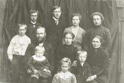 Familiebilde fra Mikkelbostad, Dyrøy.