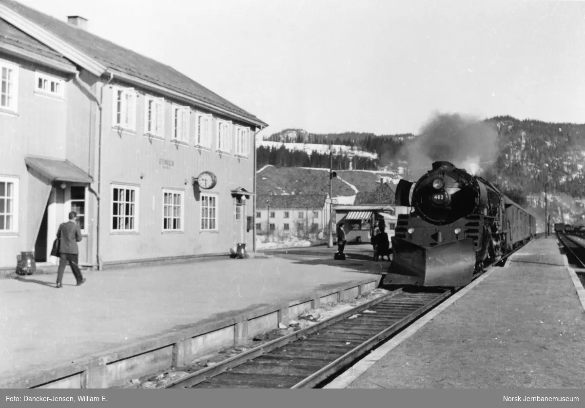 Sørgående dagtog 402 ankommer Støren stasjon trukket av damplokomotiv type 49a nr. 463