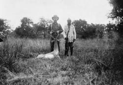 Christian Thams sammen med en kenyaner.