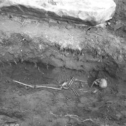 Skjelettfunn i St. Nikolas kirkeruin, i Sarpsborg. Ant. 1960