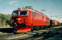 NSB elektrisk lokomotiv El 14 2167 i Oppdal stasjon med gods