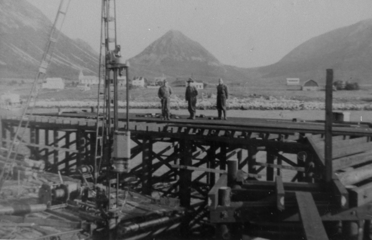 Bygging av kai på Flakstadvåg i Torsken, 1964.
