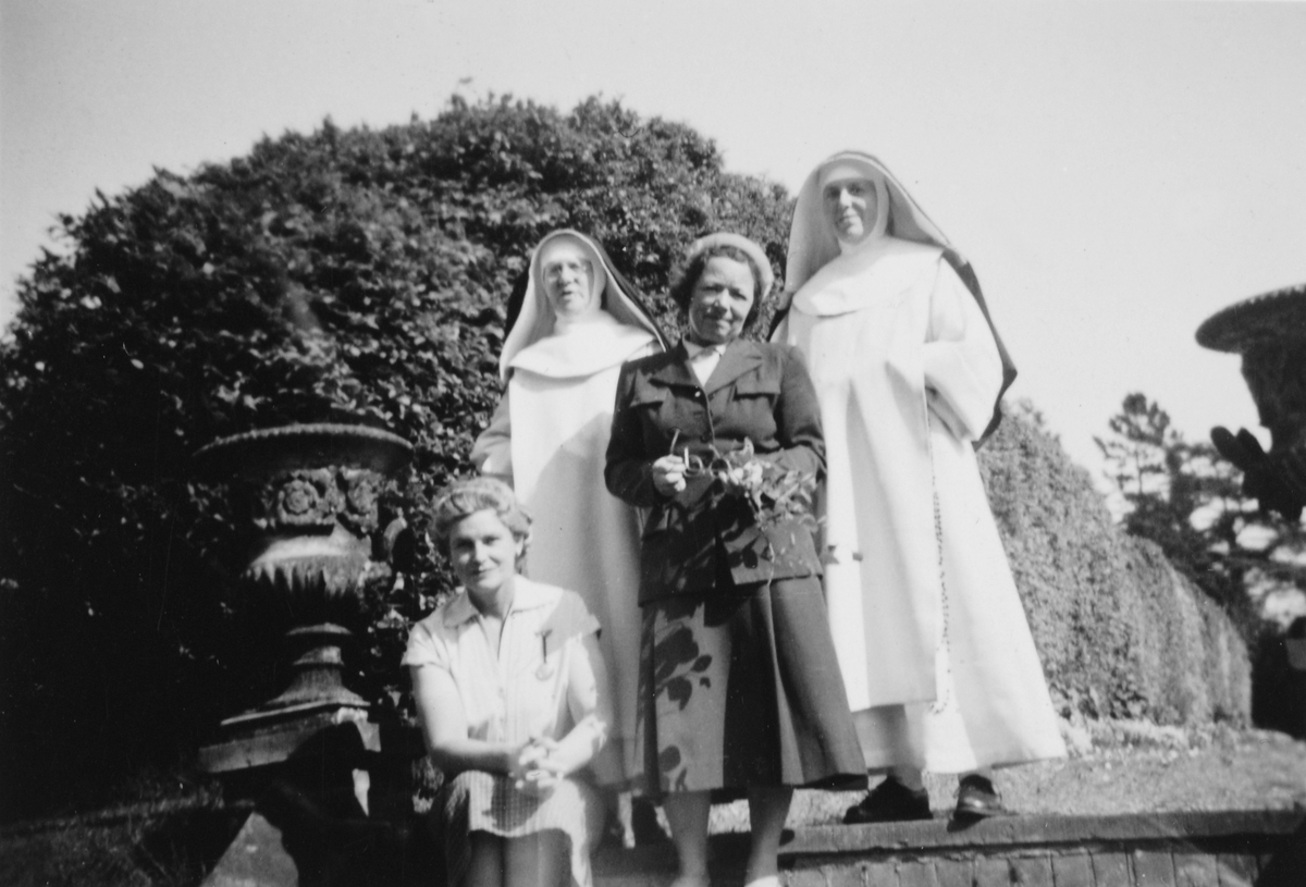 Marianne Cairns, Klara Thams og to nonner, den ene trolig Stella Thams