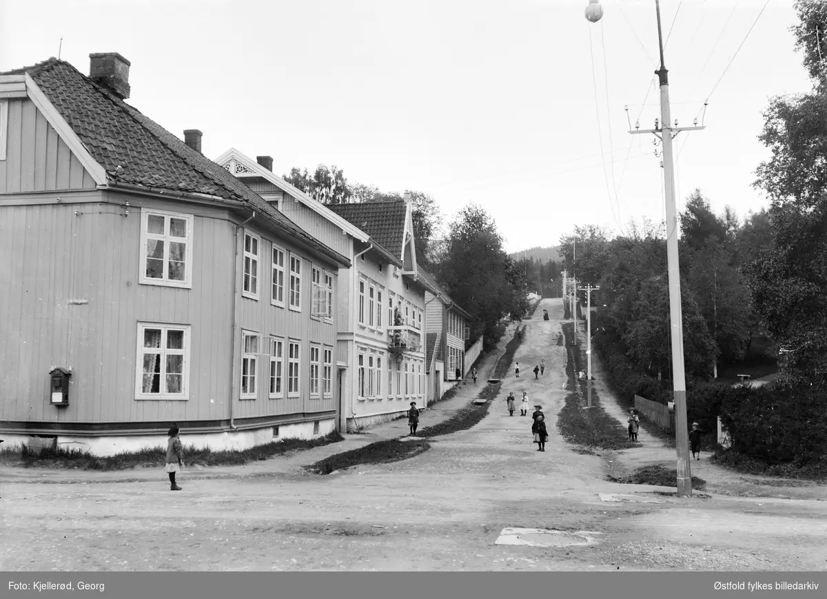 Langes gate, sett fra krysset med Kirkegata, Lillehammer 1910,