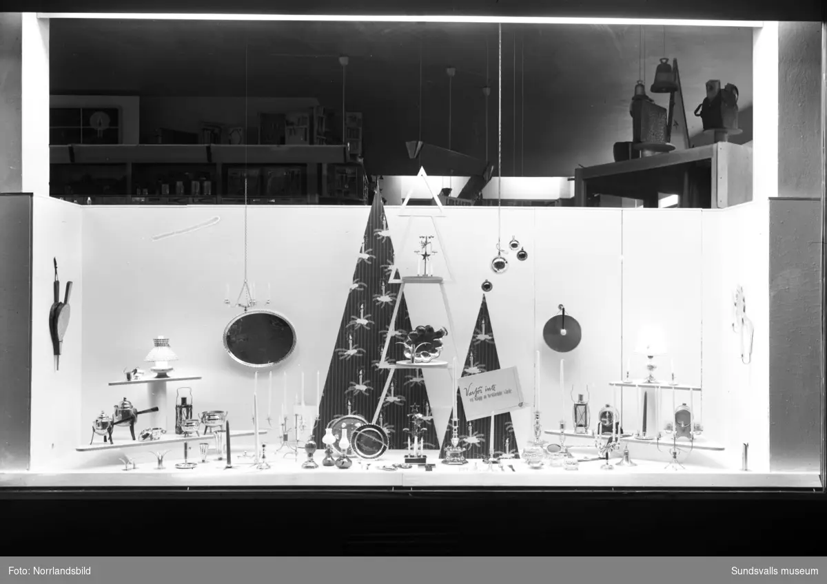 Skyltfönster hos Lindgrens järnhandel. Julskyltning med husgeråd, sportartiklar, leksaker.