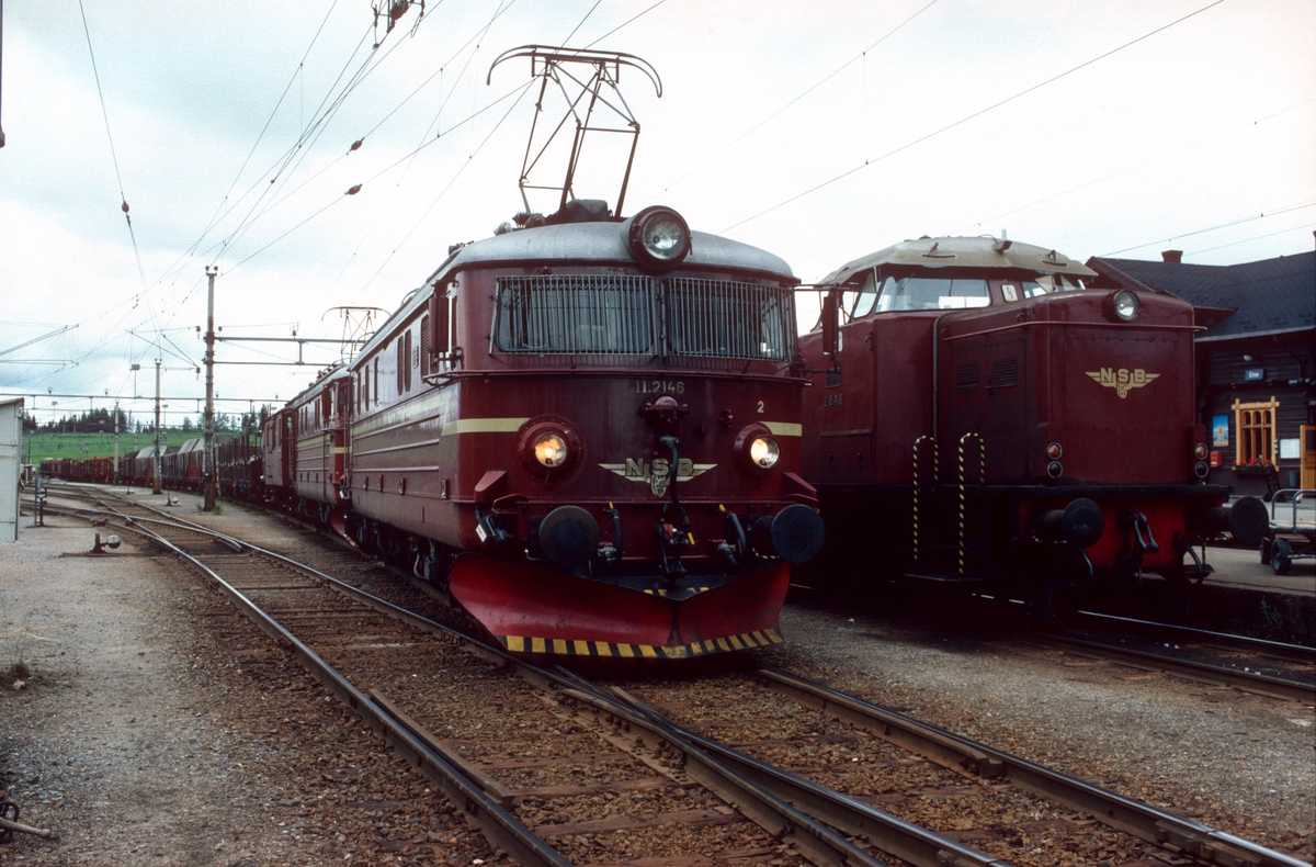 NSB godstog 5174 (Eina - Roa) i Eina med to elektriske lokomotiver type El 11. Til høyre skiftelok type Di 2 med tog fra Reinsvoll (Skreia).