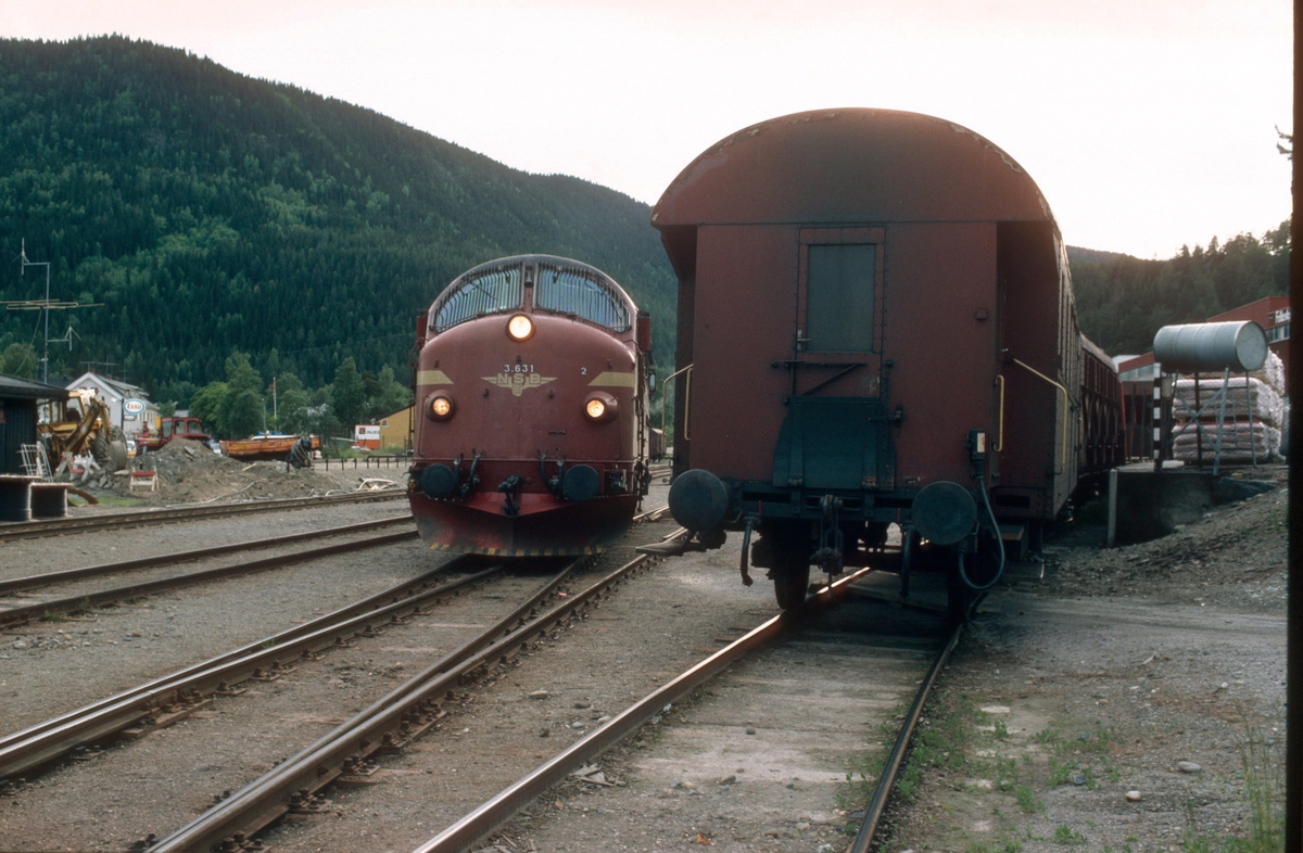 Fagernes stasjon: Lokomotivet fra persontog 283 (Oslo - Fagernes) skifter over til vognene som skal gå i godstog 5182 til Eina. Det var ett dieselelektrisk lokomotiv stasjonert på Eina, og dette gikk opp med godstog til Fagernes om morgenen, to runder med persontog, og så godstog tilbake om kvelden/natten.