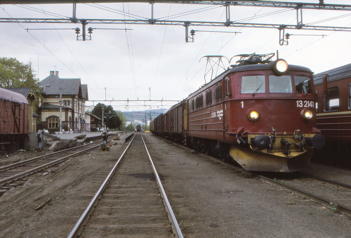 NSB godstog 5164 (Gjøvik - Alnabru) i Gjøvik stasjon med elektrisk lokomotiv El 13 2141.