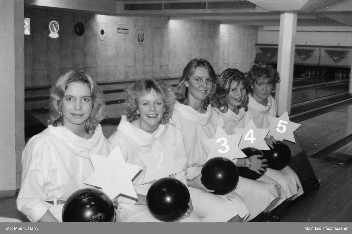Kållereds lucia-kandidater samlar in pengar på Kållereds bowlinghall, år 1984.

För mer information om bilden se under tilläggsinformation.