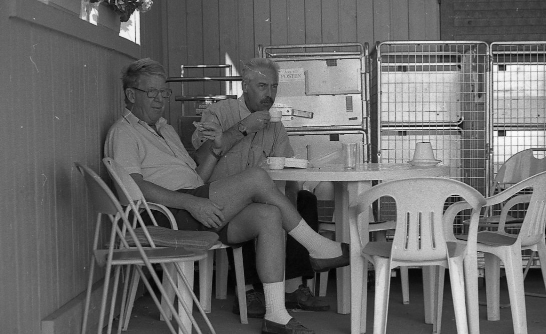 Posttjänstemän tar kafferast på lastkajen vid en postanstalt.
Tillhör en dokumentation av en lantbrevbärare i trakten av
Valdermarsvik av fotograf Ove Kaneberg.