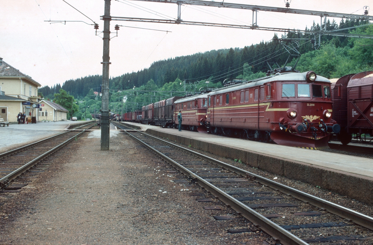 NSB godstog 5173 (Roa - Eina) med to lokomotiver type El 11 på Roa stasjon. El 11 2091 er ekstra forspannlokomotiv.
