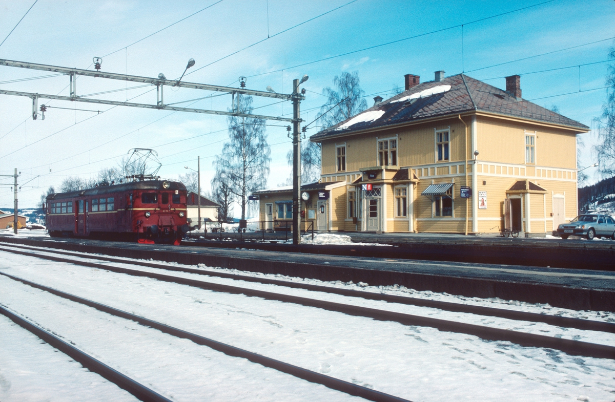 Roa stasjon med Kalvsjøblakken, persontoget mellom Roa og Hønefoss.