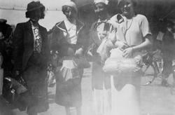 Klara Thams sammen med tre norske? venninner i London.