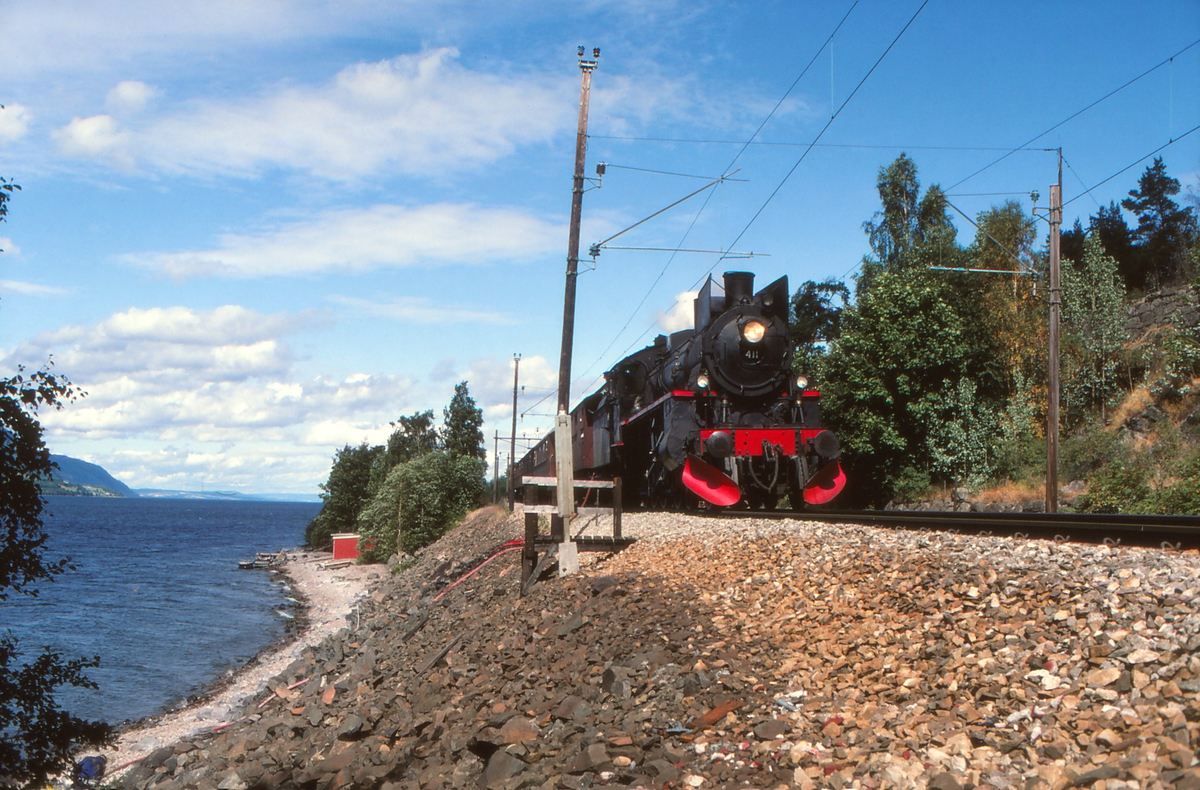 Damplokomotiv 26c 411 fyller vann fra Mjøsa i Morskogen stasjon.