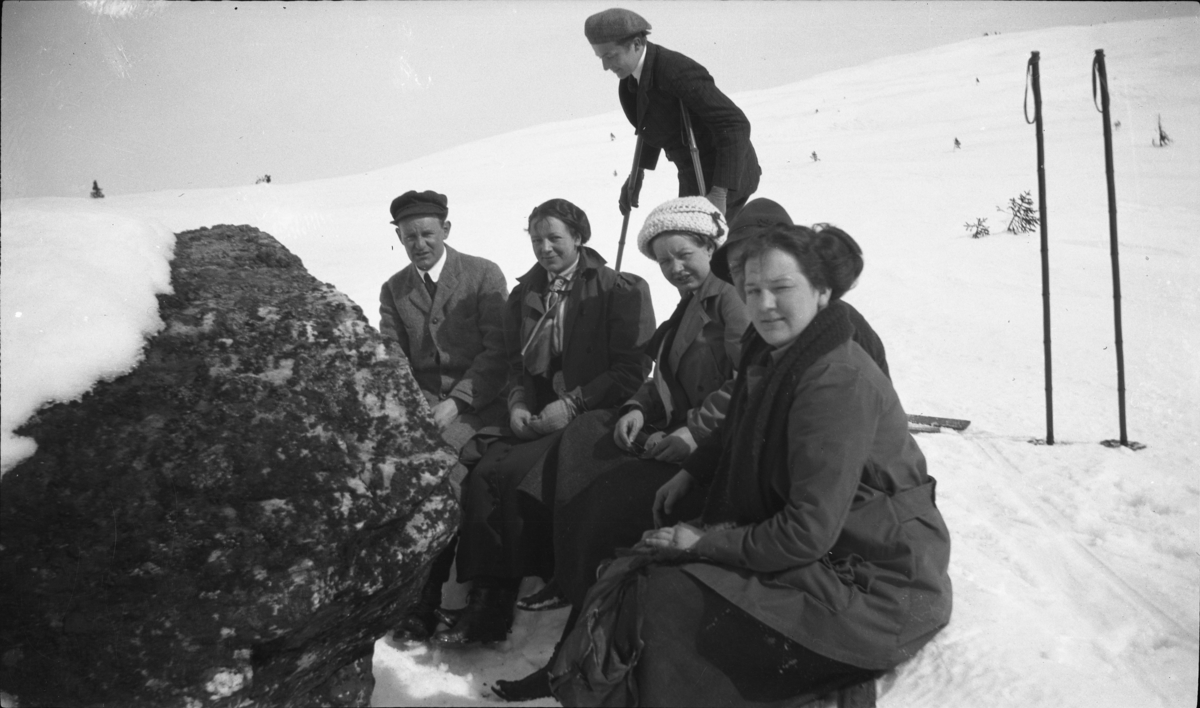 Fotoarkivet etter Gunnar Knudsen. Skitur på fjellet.
Ytterst til venstre Gunnar Knudsens sønn Erik